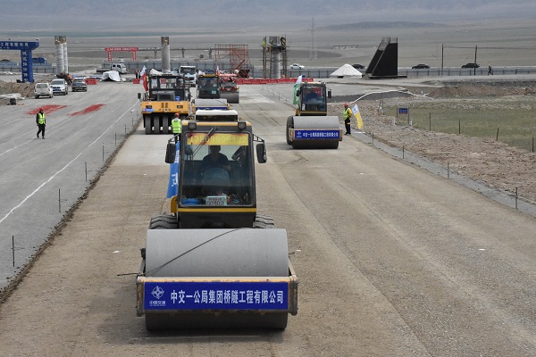 新疆G575土建一标路面底基层试验段成功摊铺.jpg