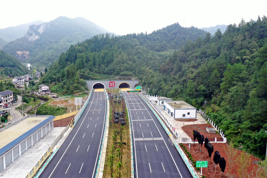 贵州重遵高速大娄山隧道