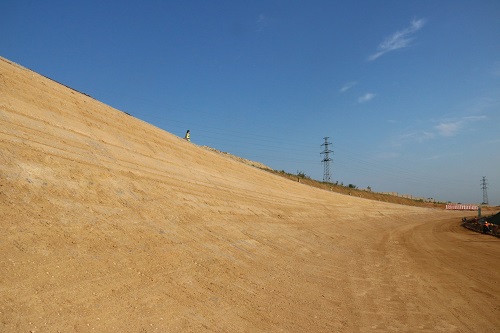 山东中亚轮胎试验场高速跑道南侧曲线段刷坡全部完成 (2).jpg