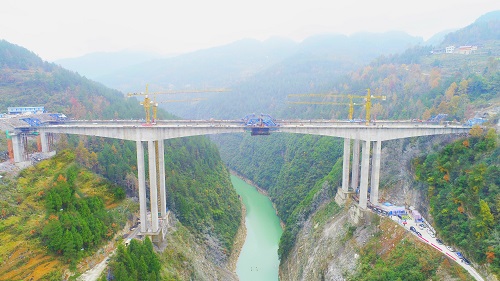 沿印松高速全线单跨最大连续刚构桥右幅顺利合龙2.jpg