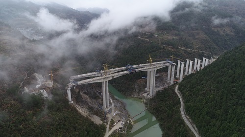 贵州沿印松五分部水巴岩大桥双幅提前合龙1.jpg